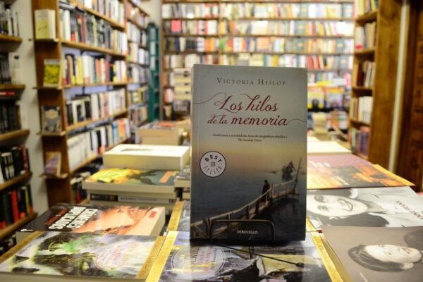 Los Hilos De La Memoria. Victoria Hislop.