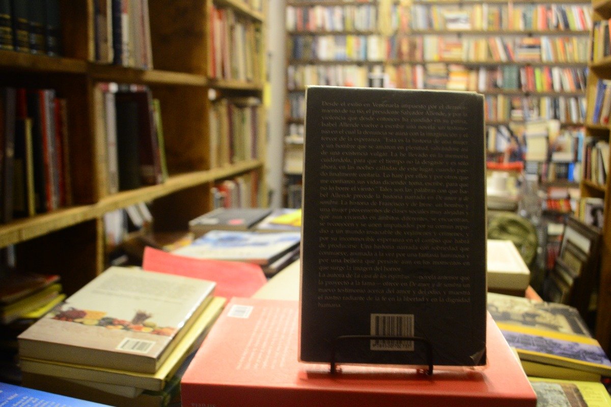 Isabel Allende. De Amor Y De Sombra. - Imagen 4