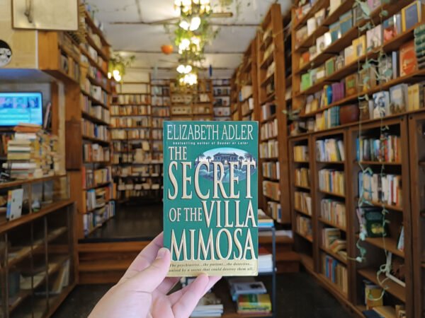 The Secret Of The Villa Mimosa. Elizabeth Adler.