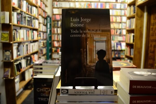 Toda La Soledad Del Centro De La Tierra. Luis Jorge Boone.