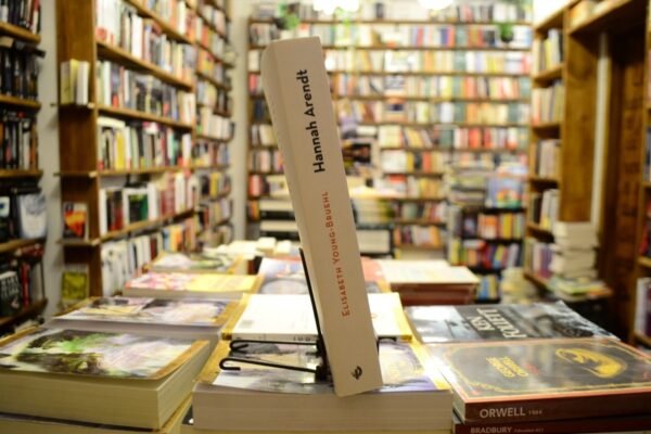 Hannah Arendt. Una Biografía. Elisabeth Young - Bruehl. - Imagen de 2