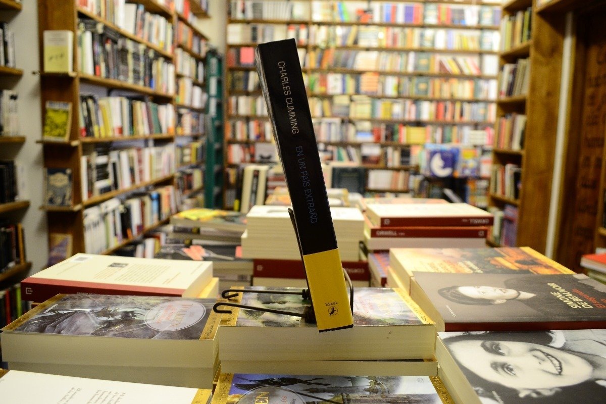 En Un País Extraño 1. Charles Cumming. - Imagen 2