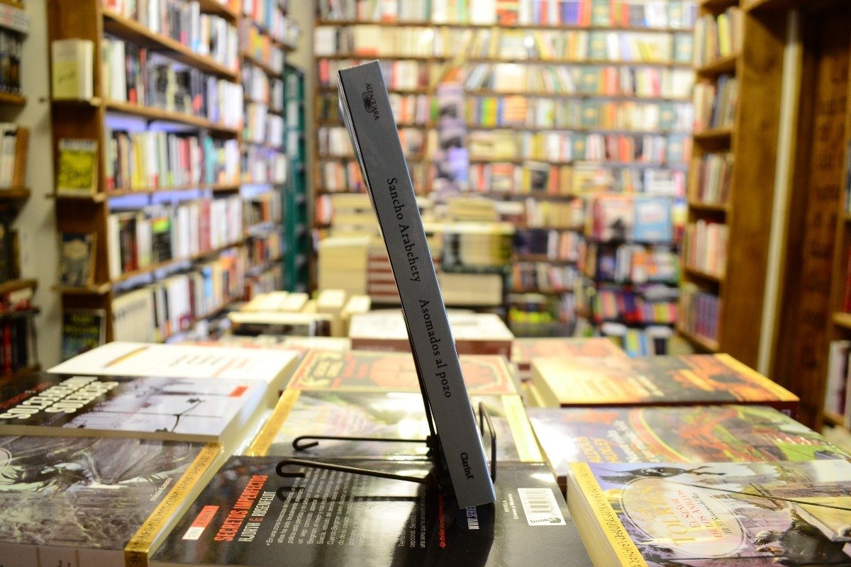 Asomados Al Pozo. Sancho Arabehety. - Imagen 2