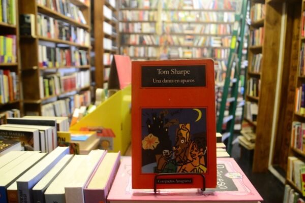 Una Dama En Apuros. Tom Sharpe.
