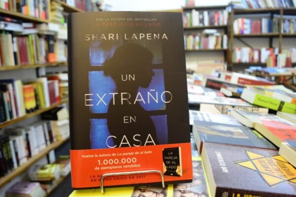 Un Extraño En Casa. Shari Lapena.