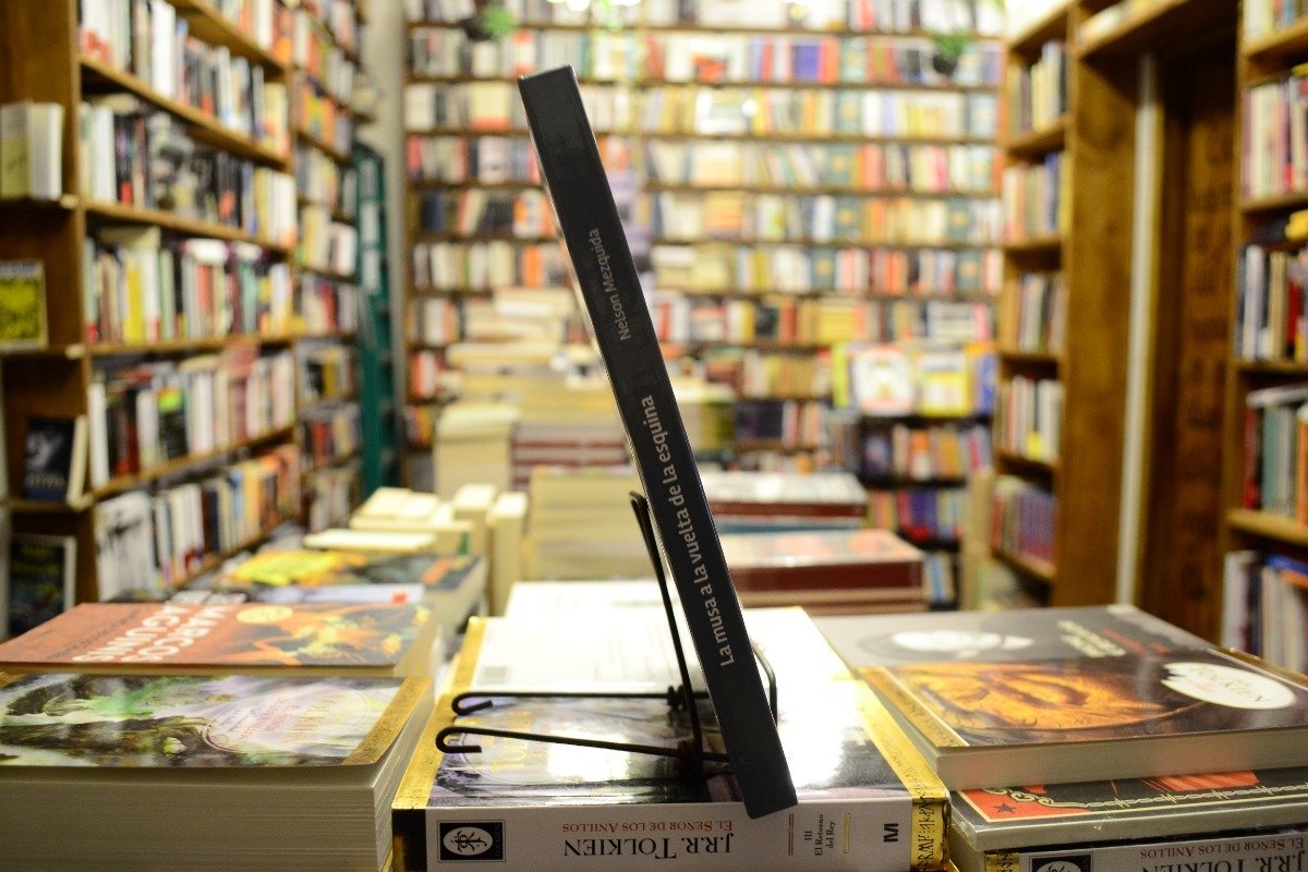 La Musa A La Vuelta De La Esquina. Nelson Mezquida. - Imagen 2