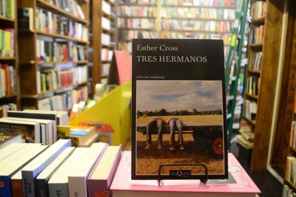 Tres Hermanos. Esther Cross.
