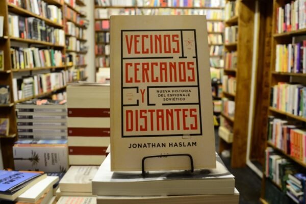 Vecinos Cercanos Y Distantes. Jonathan Haslam.