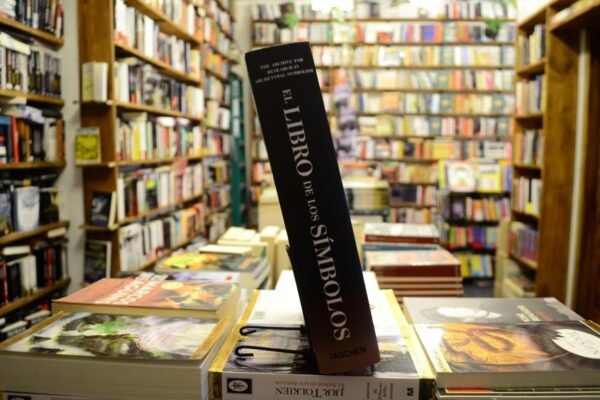 El Libro De Los Símbolos. Ed Taschen. - Imagen de 2