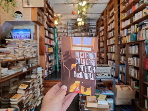 Un Extraño En La Casa. Patricia Macdonald.