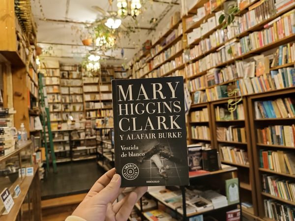 Vestida De Blanco. Mary Higgins Clark Y Alafair Burke.