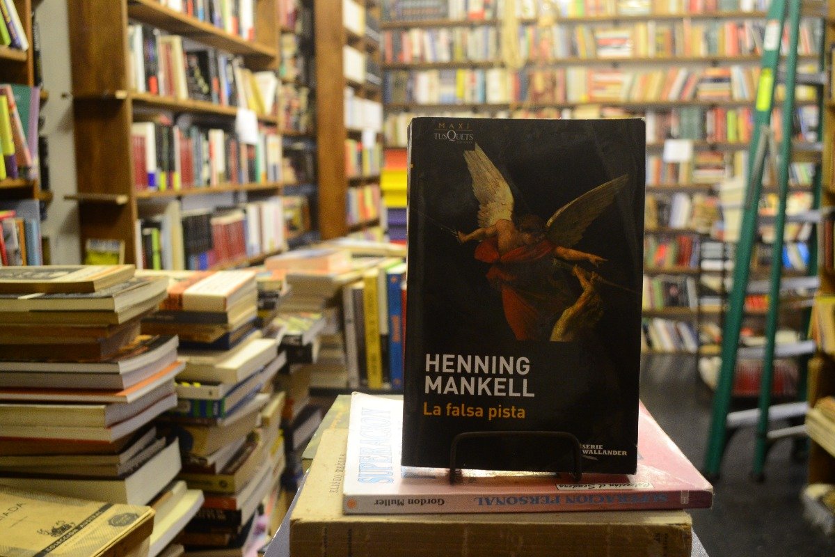 La Falsa Pista. Henning Mankell. - Imagen 2