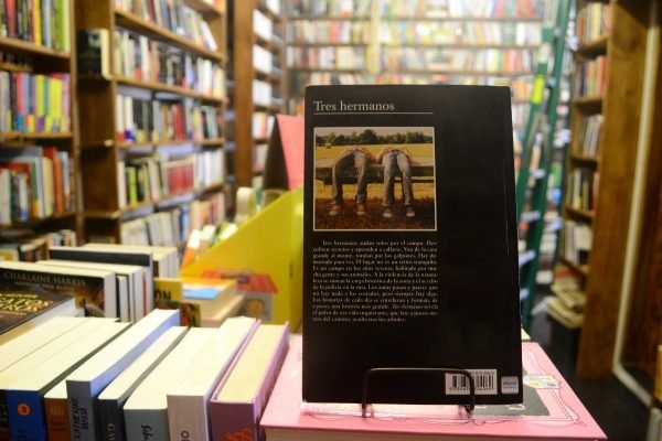 Tres Hermanos. Esther Cross. - Imagen 3