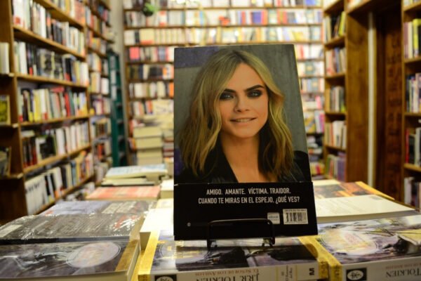Mirror. Mirror. Cara Delevigne. - Imagen 3