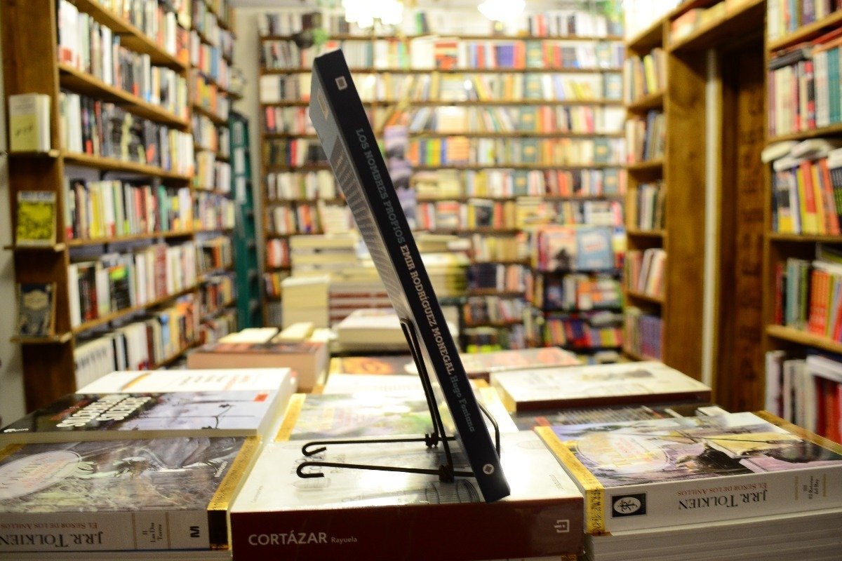 Los Nombres Propios. Emir Rodríguez Monegal. Hugo Fontana. - Imagen 2