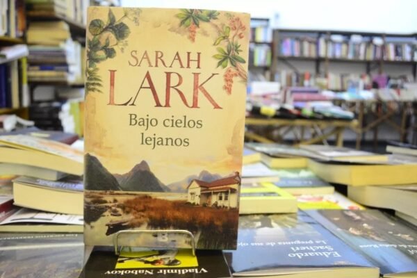 Bajo Cielos Lejanos. Sarah Lark.