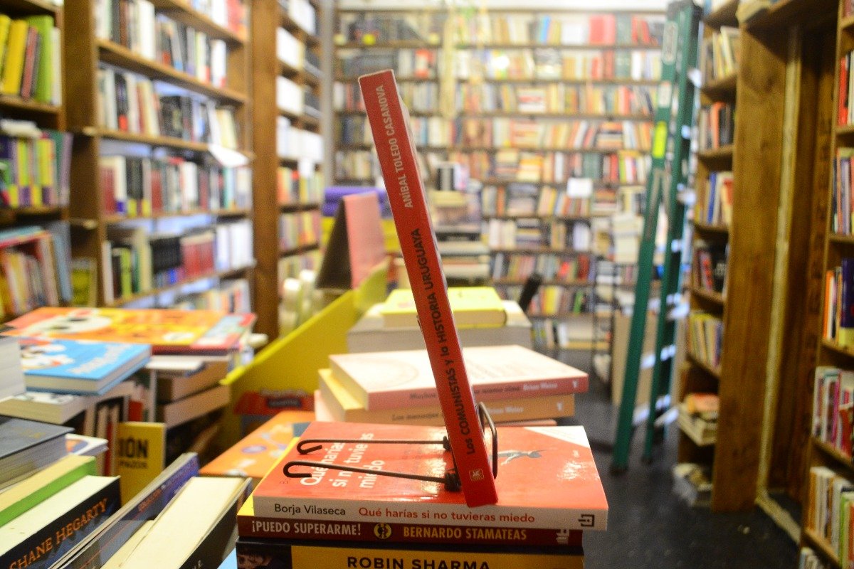 Los Comunistas Y La Historia Uruguaya Aníbal Toledo Casanova - Imagen 2