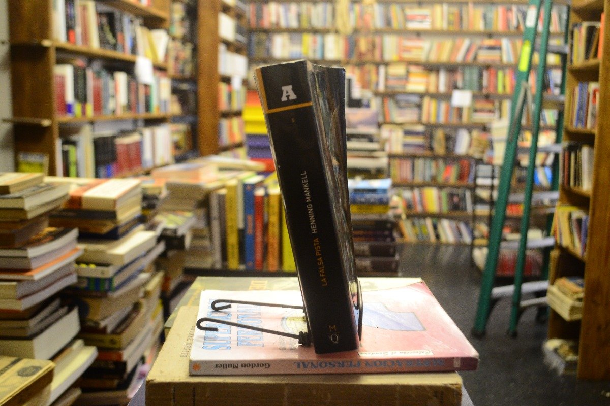 La Falsa Pista. Henning Mankell. - Imagen 3