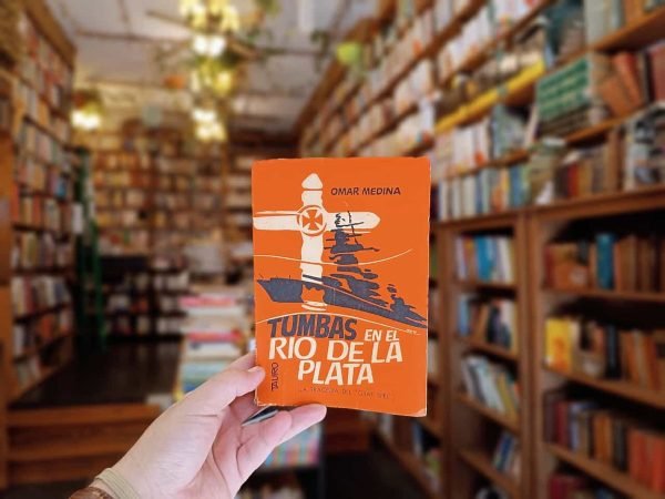 Tumbas En El Río De La Plata. Omar Medina.