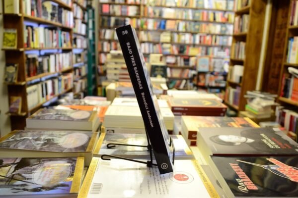 Bajo Tres Banderas. Benedict Anderson. - Imagen de 2