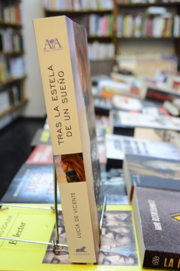Tras La Estela De Un Sueño. Lucía De Vicente. - Imagen 2