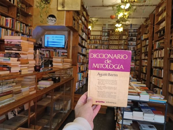 Diccionario De Mitología. Agustí Bartra.