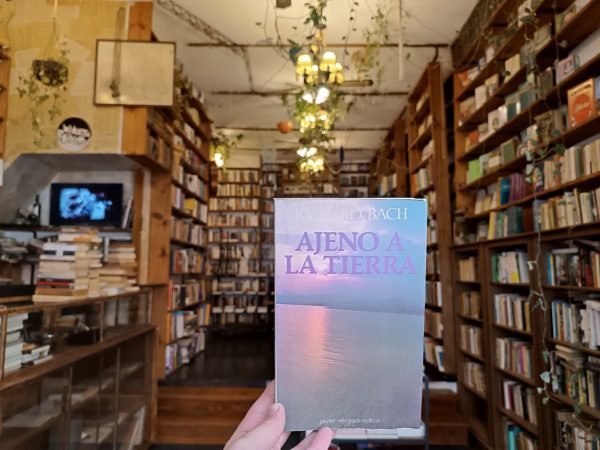 Ajeno A La Tierra. Richard Bach.