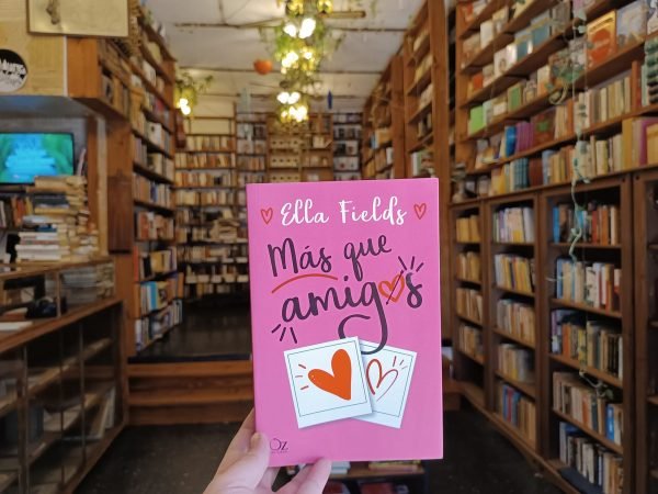 Má Que Amigos. Ella Fields.