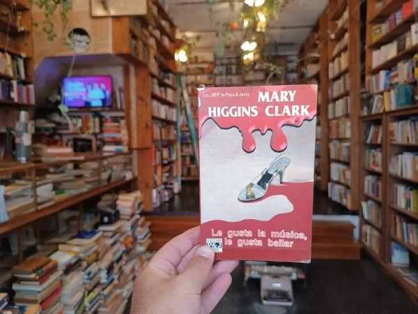Le Gusta La Música, Le Gusta Bailar. Mary Higgins Clark.